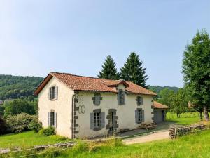 an old house in a field with trees at Maison 3 chambres, calme, 5 min d'Aurillac in Aurillac