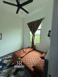 Ένα ή περισσότερα κρεβάτια σε δωμάτιο στο RoomaRest Homestay