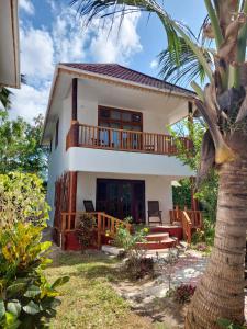 a view of the house from the yard at Queen of Sheba Beach Lodge in Pongwe