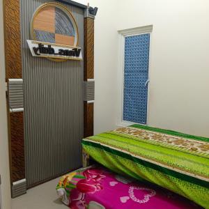 Postel nebo postele na pokoji v ubytování Rumah Heka Sewa Harian Dekat GOR Ken Arok Malang