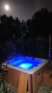 una vasca idromassaggio in un cortile posteriore di notte di Leśna Rezydencja z plażą nad Zalewem Chańcza, sauna, bania SPA a Pągowiec
