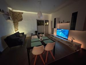 TV a/nebo společenská místnost v ubytování AlteStaatsbank - wohnen inklusive Fitness & Wellness + 52 fotografií