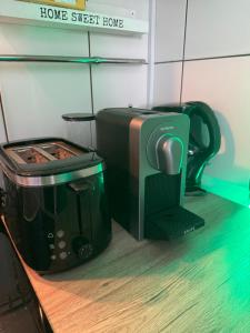 Příslušenství pro přípravu čaje a kávy v ubytování AlteStaatsbank - wohnen inklusive Fitness & Wellness