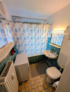 un bagno con un water e un lavandino di Affordable room in Bremerhaven a Bremerhaven