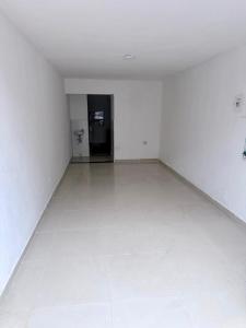 una stanza vuota con un pavimento bianco e una porta nera di Casa central con parqueadero ad Armenia