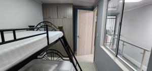 a small room with a bunk bed and a window at Hermosa casa en Montebonito, Dosquebradas in Dosquebradas
