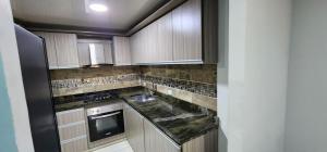a kitchen with wooden cabinets and a counter top at Hermosa casa en Montebonito, Dosquebradas in Dosquebradas