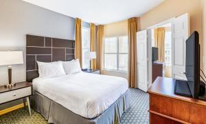 Una televisión o centro de entretenimiento en Vacation Village Orlando, Celebration