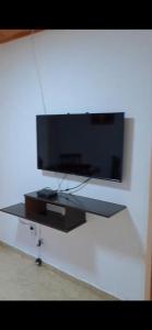 Un televisor de pantalla plana sobre una mesa. en cabaña de montaña, en La Estancia