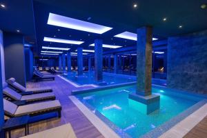 Бассейн в Apartmani TIM Ariš Resort или поблизости