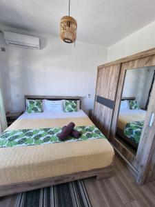 Un dormitorio con dos camas y un gran espejo. en Marbella villas 2, en Grand Baie 1 foto más