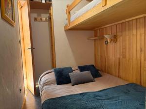 a bed with two pillows on it in a bedroom at Appartement Chez Jean - 2 chambres - Centre du Village - À 30 mètres des télécabines in Champagny-en-Vanoise +35 photos