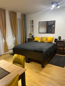 Postel nebo postele na pokoji v ubytování ТРИ ПЛАНИНИ ап113 + 17 fotografií