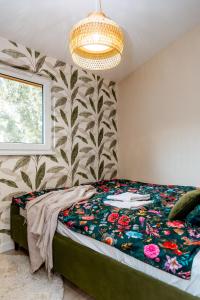 una camera con un letto a scomparsa con motivi geometrici di Marina Lake House Boszkowo - całoroczny a Boszkowo-Letnisko