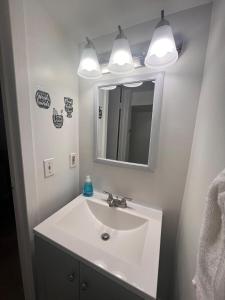 Ένα μπάνιο στο Spacious Family-friendly Apartment +17 φωτογραφίες
