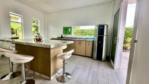 a kitchen with a counter and a refrigerator at Casa campestre californiana con piscina privada in El Brasil