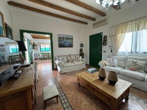 ein Wohnzimmer mit einer Couch und einem Couchtisch in der Unterkunft Villa La Finca in Telde