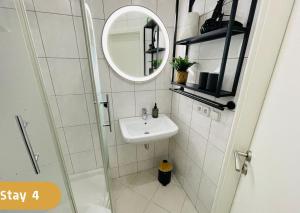 Un baño pequeño con lavabo y espejo. en Stay zentrale Schwarzwald Apartments, en Nagold