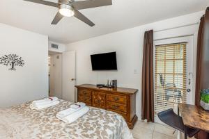 Ένα ή περισσότερα κρεβάτια σε δωμάτιο στο Serene Pondside Getaway - BC10 +17 φωτογραφίες