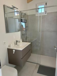 ContraにあるGuest House 6646のシャワー、洗面台、トイレ付きのバスルーム