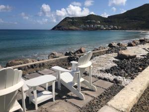 Frigate BayにあるUnit 12 Sealofts on the Beach , Frigate Bay , St Kittsの岩場の一群の椅子