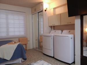 a laundry room with a washer and dryer at Don Chu's Hideout in Toa Alta