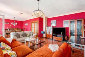 Μια τηλεόραση ή/και κέντρο ψυχαγωγίας στο Stunning 3 Bedroom Apartment in Radazul with Ocean Views