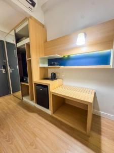 Zimmer mit einer Küche mit einer Bank in der Unterkunft Moderno Flat no Gonzaga na quadra da Praia in Santos