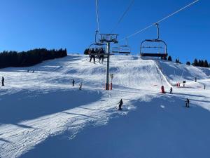 un grupo de personas esquiando por una pista de esquí cubierta de nieve en ELBA, Les Mazots de Kayla, en Les Houches