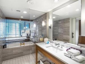 ホノルルにあるLuxury timeshare at Ritzの洗面台、浴槽、鏡のあるバスルーム