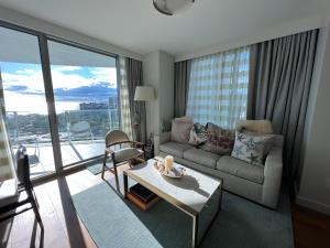 ホノルルにあるLuxury timeshare at Ritzのソファとテーブルのあるリビングルーム