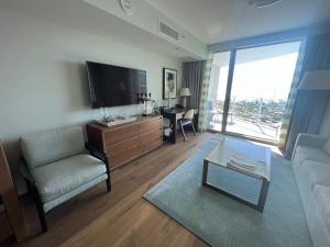 ホノルルにあるLuxury timeshare at Ritzのテレビ、ソファ、テーブルのあるリビングルーム