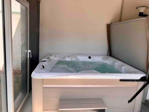 ブルティニョール・シュル・メールにあるVilla avec jacuzzi proche de la plage, vélo à dispositionの窓のある部屋にある温水浴槽 +33枚の写真