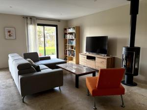 Televisyen dan/atau pusat hiburan di Maison provençale avec piscine et jardin