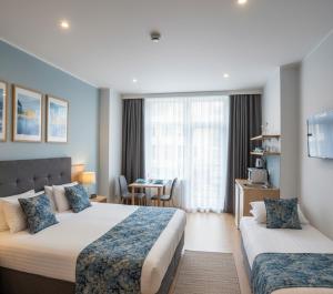 a hotel room with two beds and a table at Rüya apart Arsuz in Arsuz
