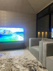 Una televisión o centro de entretenimiento en Wadi Bani Khalid Paradise Apartment 17 fotos más