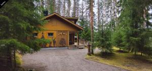 una baita con portico in una foresta di Quiet Lakeside Forest Escape a Virasoja