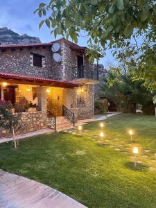 O grădină în afara StoneNest Kalavryta -Luxury Stone Villa