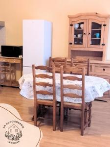 eine Küche mit Tisch und Stühlen und einem Kühlschrank in der Unterkunft Authentic #2, Carvin center in Carvin