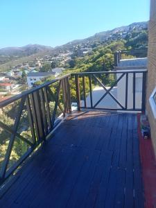 GlencairnにあるOasisの水辺の景色を望むバルコニー