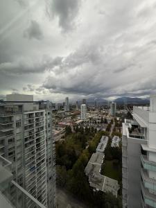 una vista aerea di una città con edifici e alberi di Penthouse Luxury Room in Surrey a Surrey