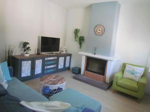 TV a/nebo společenská místnost v ubytování Casa completa cerca del Barco de Avila y Piedrahíta -Casa cruce de los molinos