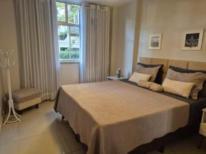 En eller flere senge i et værelse på Apartamento em Niterói Excelente Localização - Boa Viagem