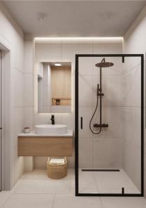 bagno con doccia, lavandino e lavandino di be be Chalet - premium jacuzi - 2 bedrooms a Bukovel