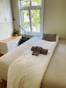 ein weißes Bett mit zwei Handtüchern darauf in der Unterkunft Skuteviken House in Bergen