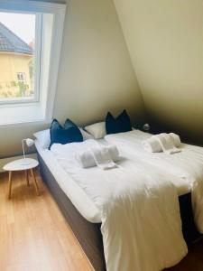 zwei Einzelbetten in einem Zimmer mit Fenster in der Unterkunft Skuteviken House in Bergen