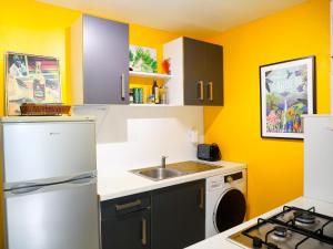 Køkken eller tekøkken på Ti kaz houelmont studio vue jardin, proche plage de Rivière-Sens