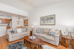 Χώρος καθιστικού στο Cozy Beachside Hideaway - BC104