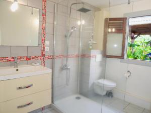 Koupelna v ubytování Ti kaz houelmont studio vue jardin, proche plage de Rivière-Sens