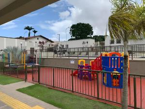 Kawasan permainan kanak-kanak di Apartamento pertinho da praia, ótima localização!